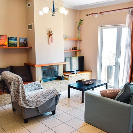 Spacious & Bright Flat With Balcony Lávrio Kültér fotó