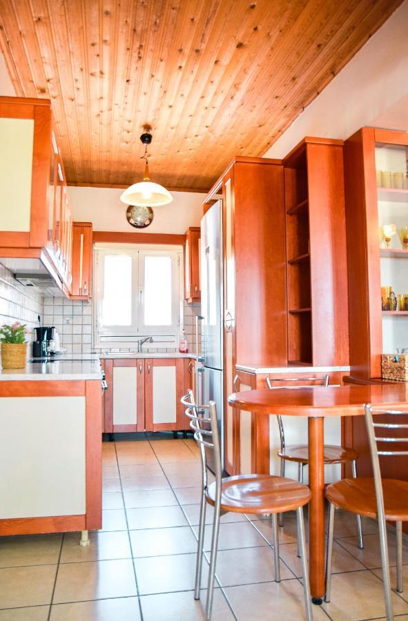 Spacious & Bright Flat With Balcony Lávrio Kültér fotó