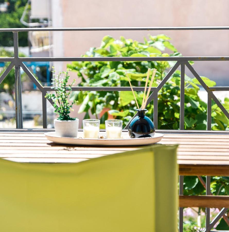Spacious & Bright Flat With Balcony Lávrio Kültér fotó