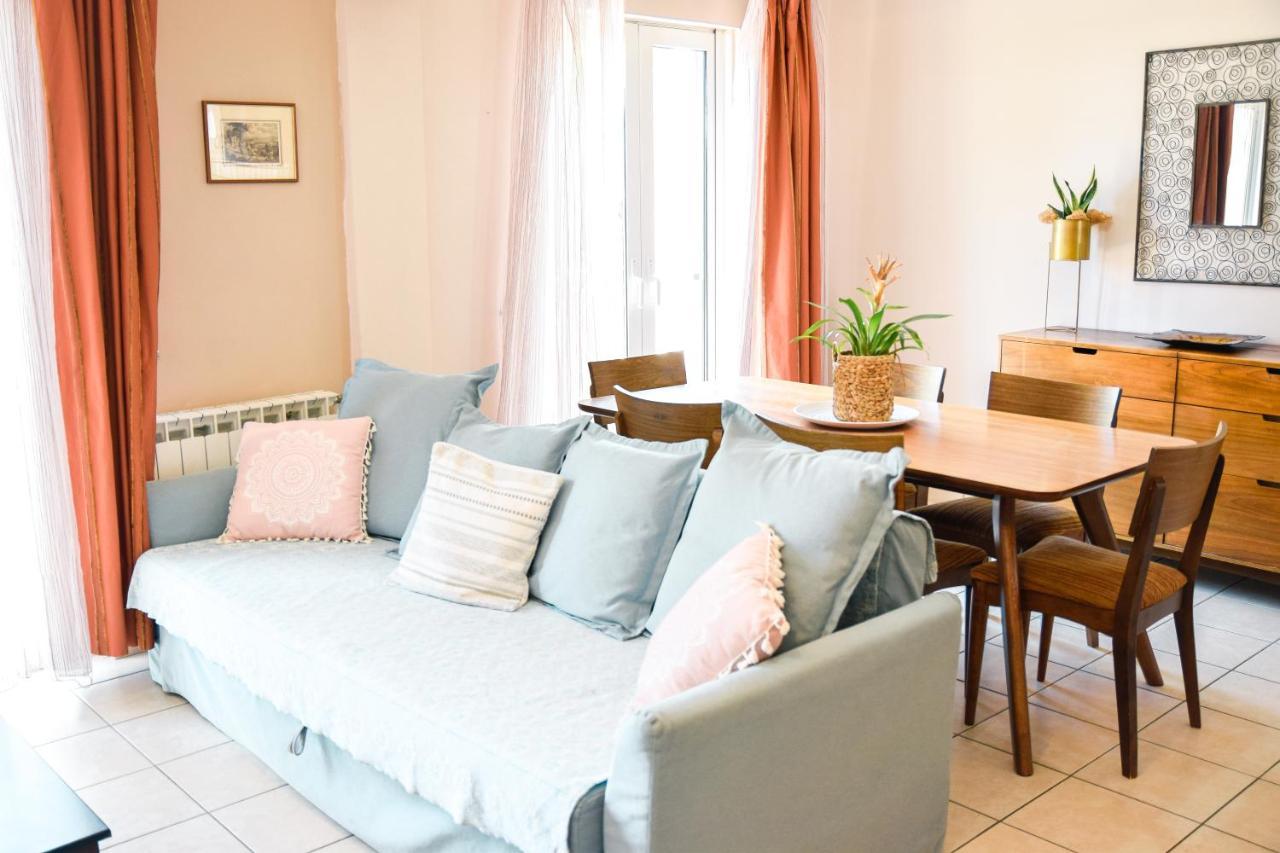 Spacious & Bright Flat With Balcony Lávrio Kültér fotó